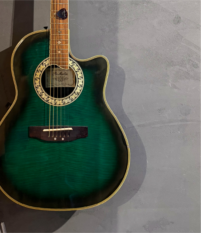 カラオケバーG.1のインテリアのギター