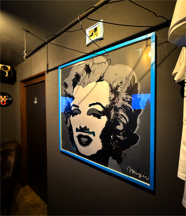 カラオケバーG.1のインテリアの絵画