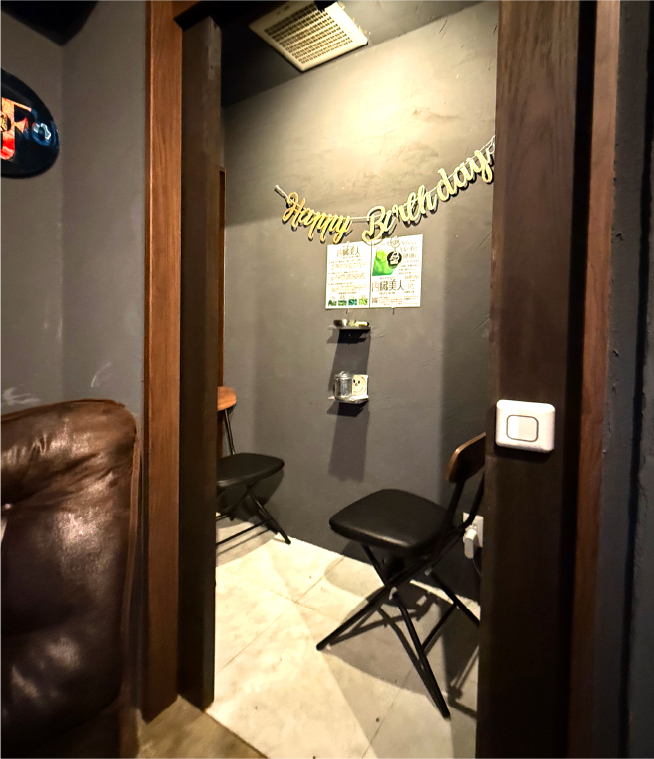 カラオケバーG.1の喫煙スペース