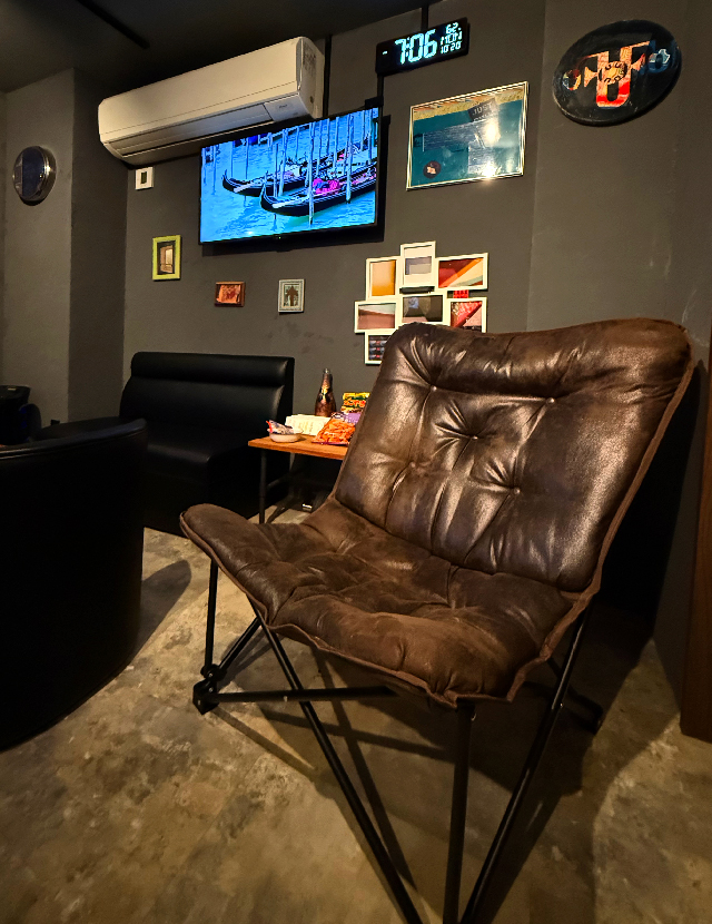 カラオケバーG.1のソファチェアー