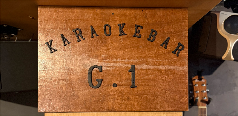 カラオケバーG.1の店内看板