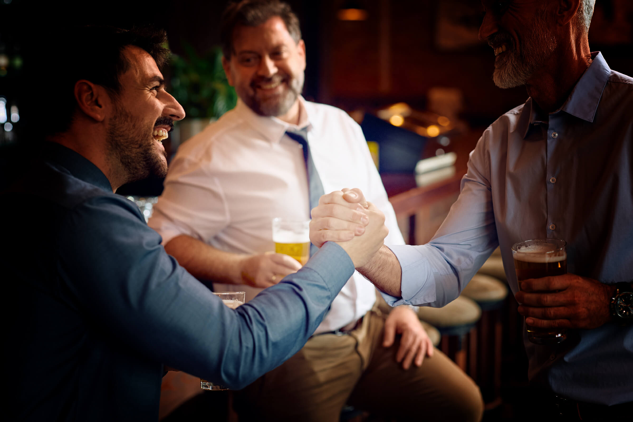 スナックで人生が変わる？｜出会いと絆が生まれる夜の社交場