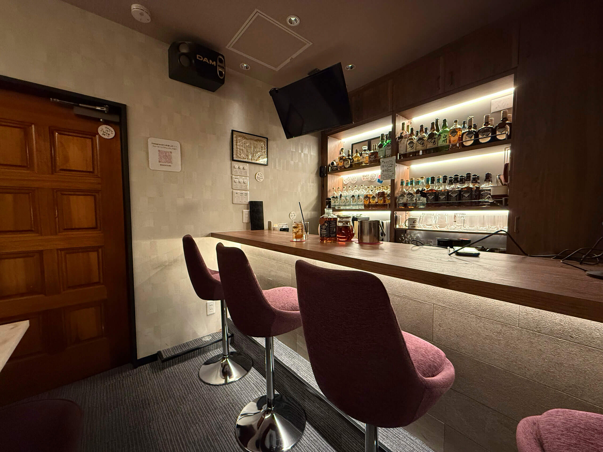 新橋のスナック「いつも」のカウンター