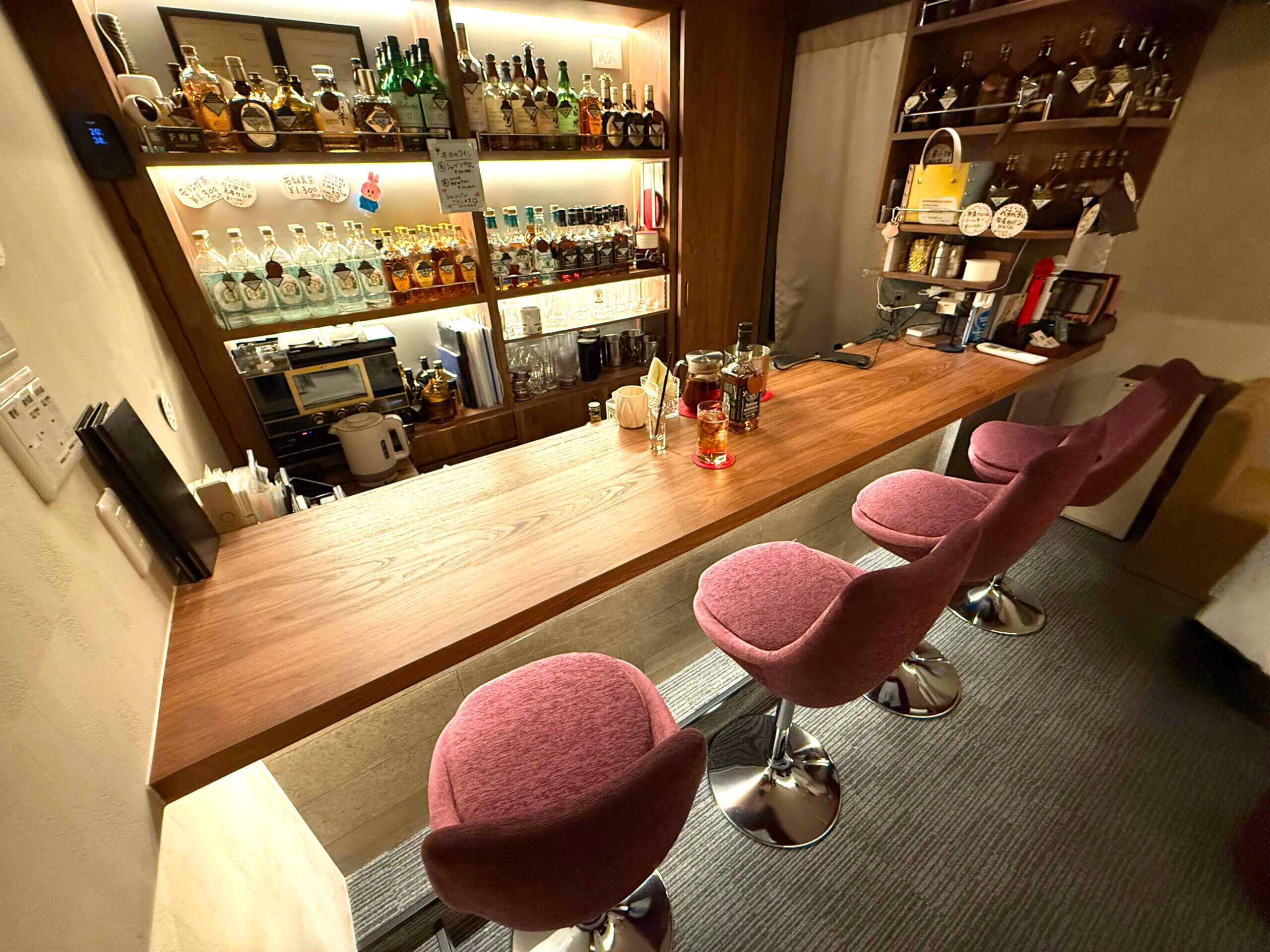 新橋のスナック「いつも」のカウンター