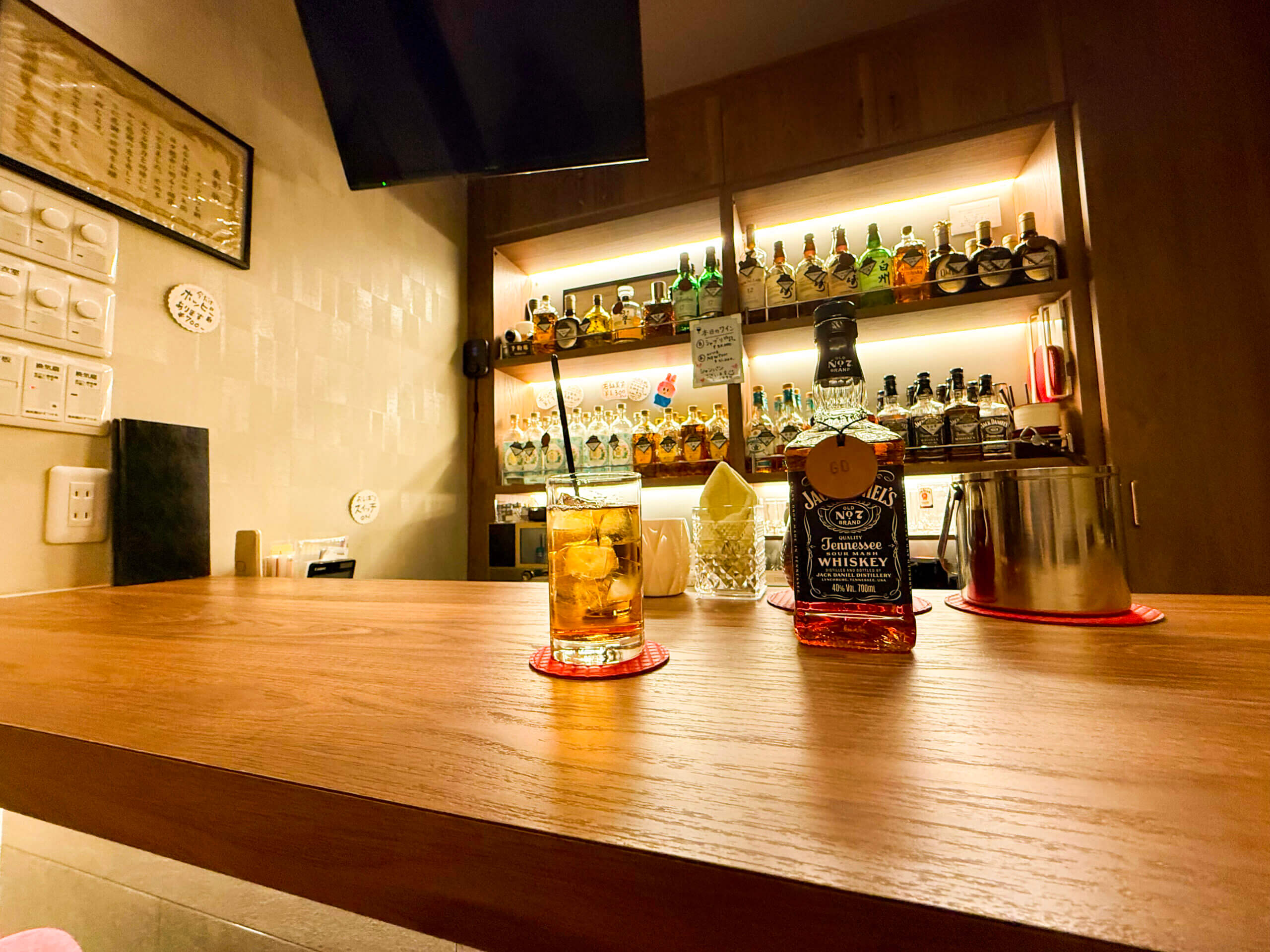 新橋のスナック「いつも」のボトルラック