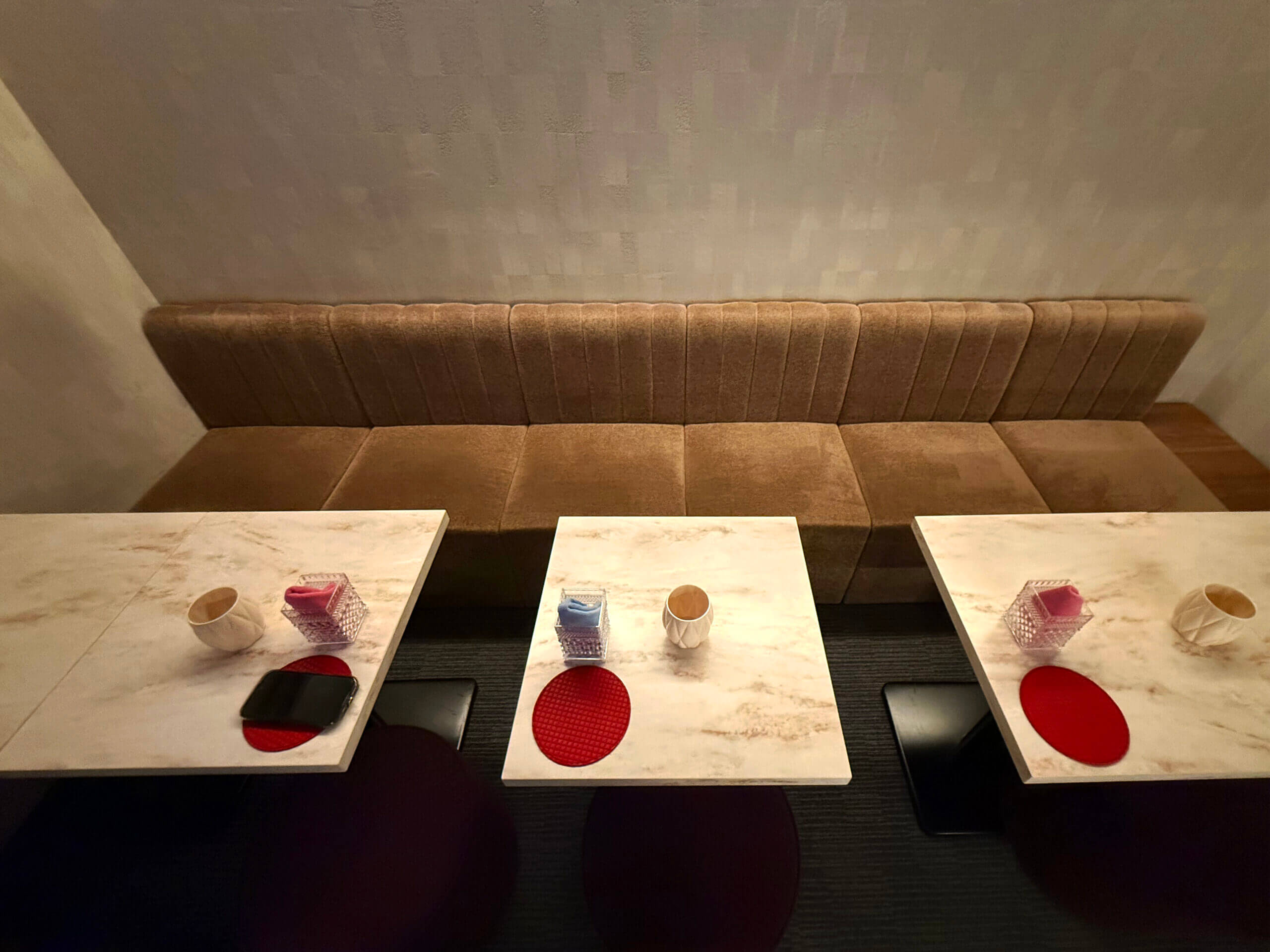 新橋のスナック「いつも」のカウンター