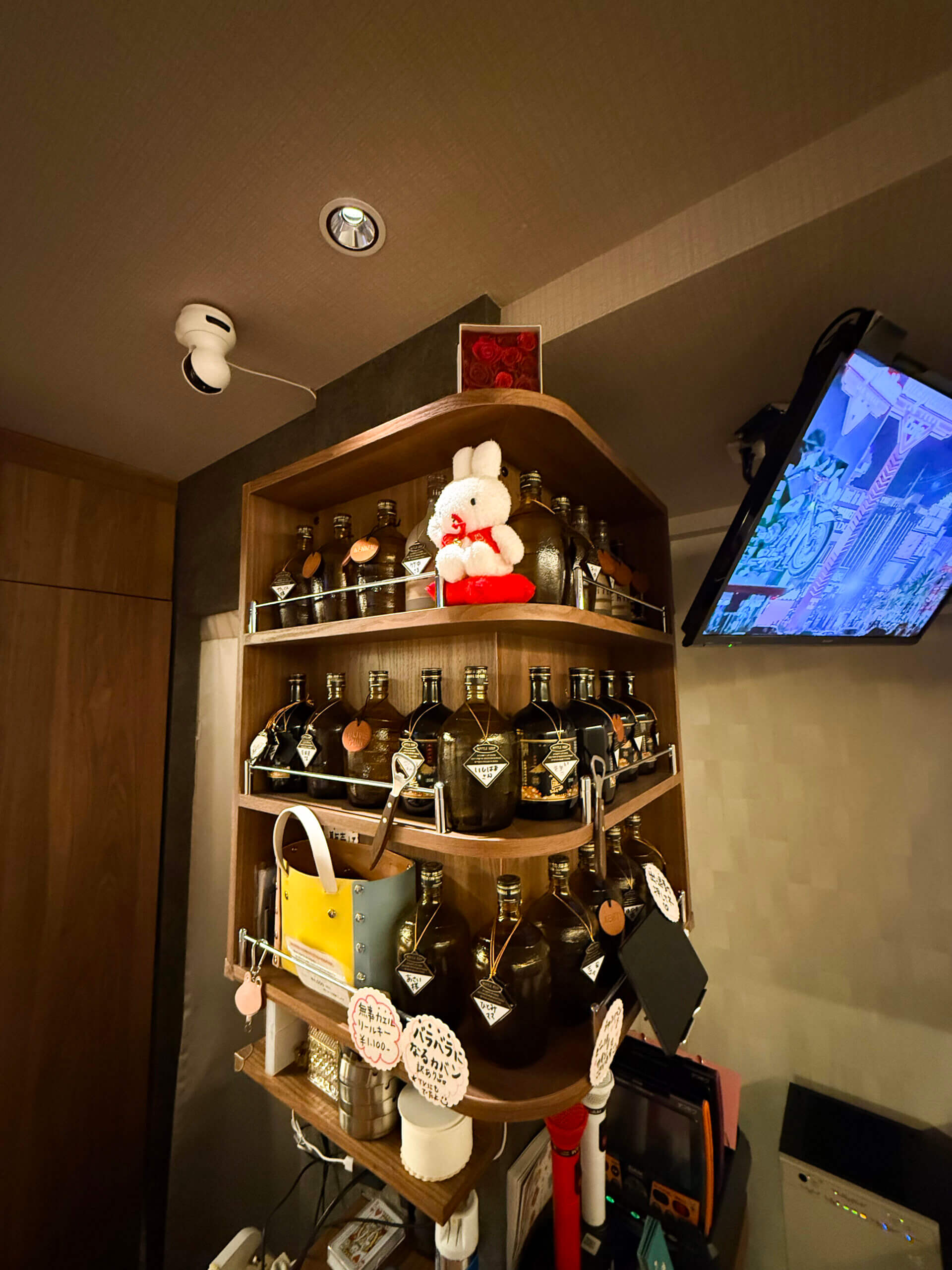 新橋のスナック「いつも」のボトルラック