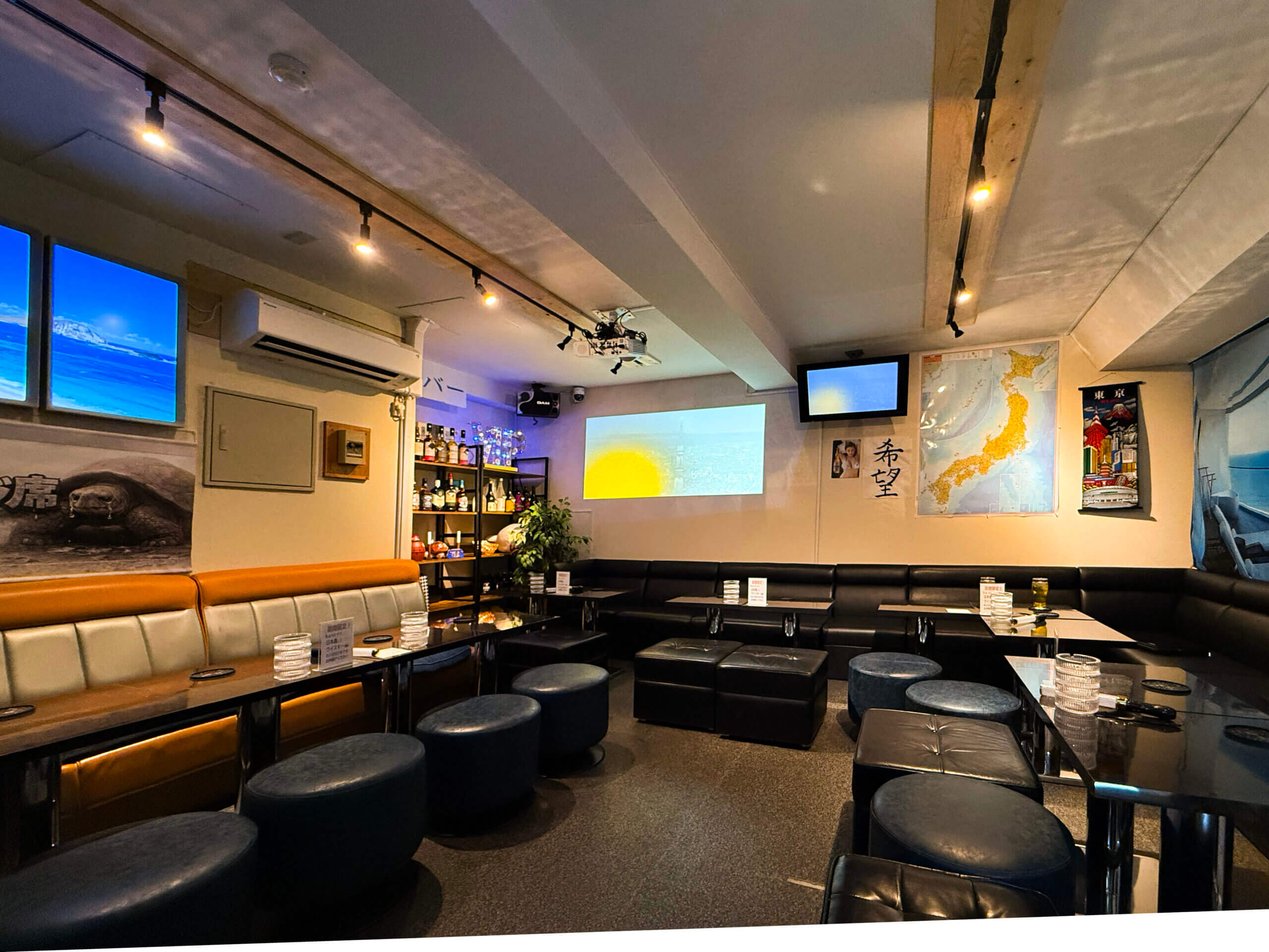 カラオケ・スナックバー「希望」の店内風景