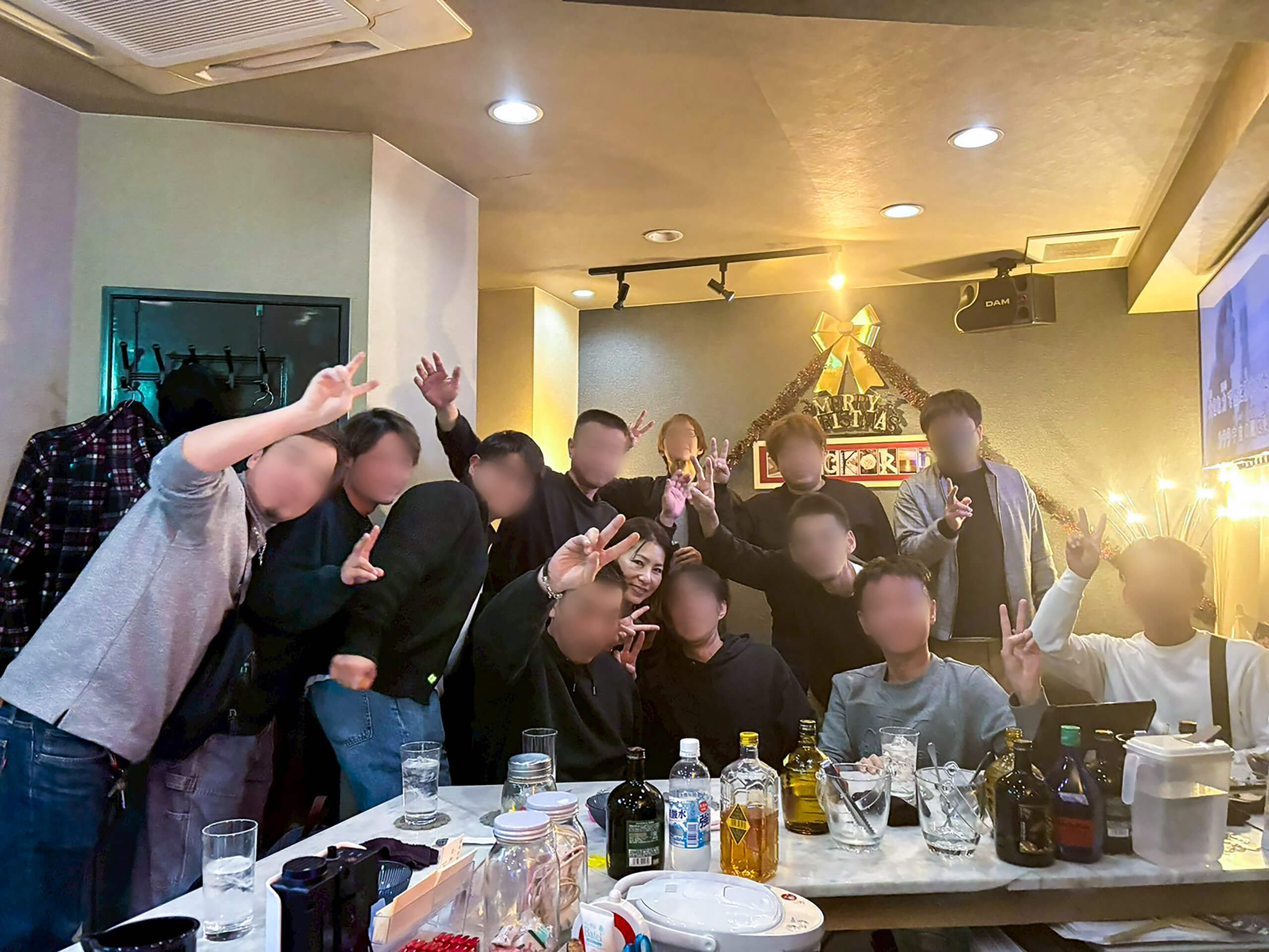 スナック凛｜常連さんとママの集合写真